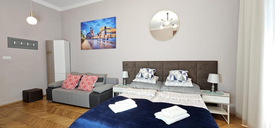 Bed, Photo of the whole room, Seating area, Bedroom, towels