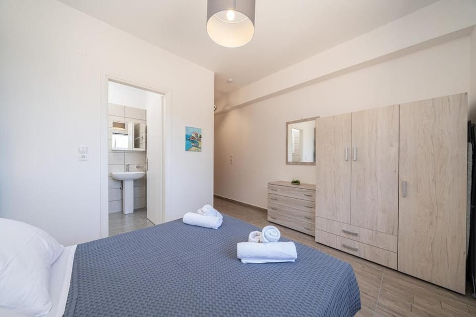 Bed, Photo of the whole room, Bedroom, towels, wardrobe