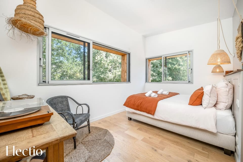 Bed, Photo of the whole room, Bedroom