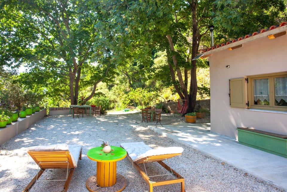 Property building, Patio, Spring, Day, Garden, Dining area, Garden view
