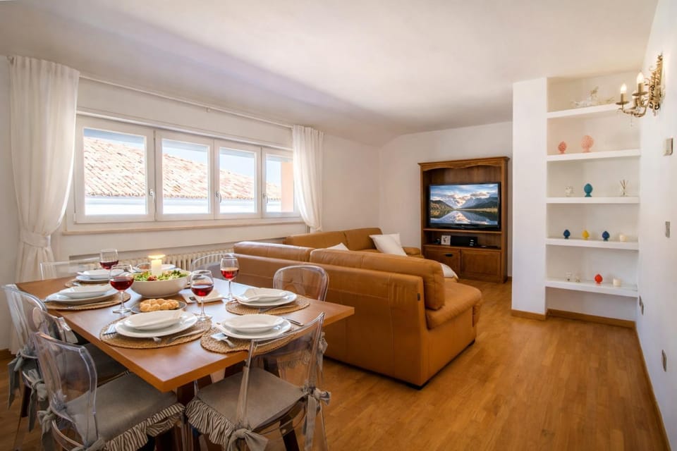 TV and multimedia, Living room, Dining area