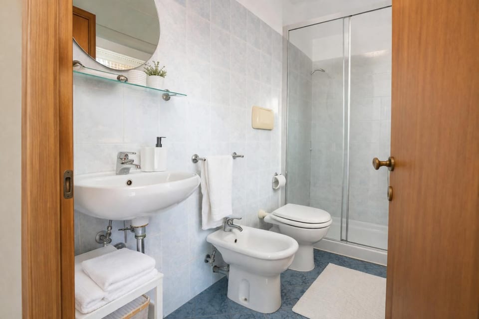 Shower, Toilet, Bathroom, bidet, towels