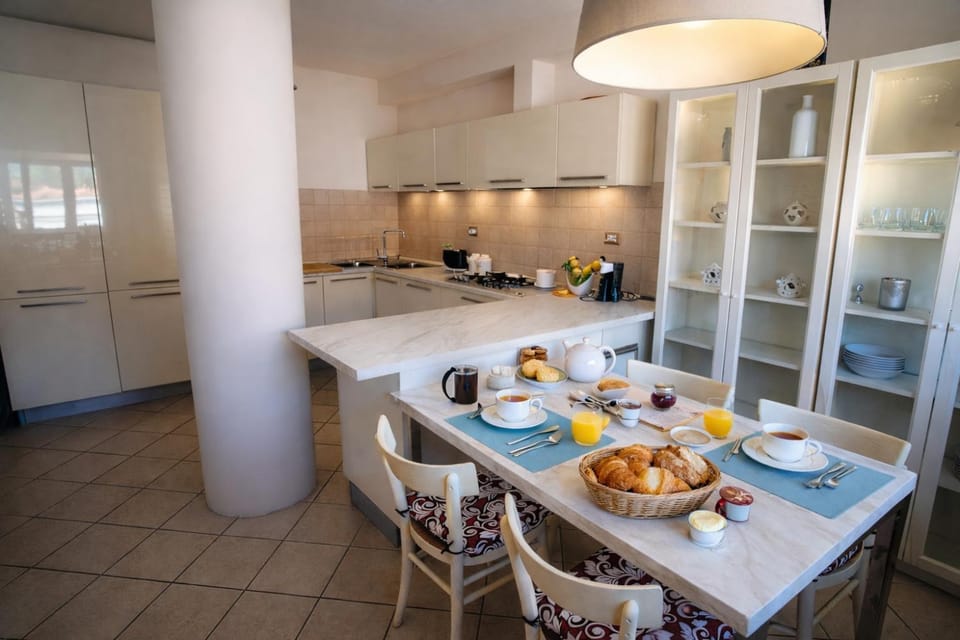 Kitchen or kitchenette, Food and drinks, Dining area