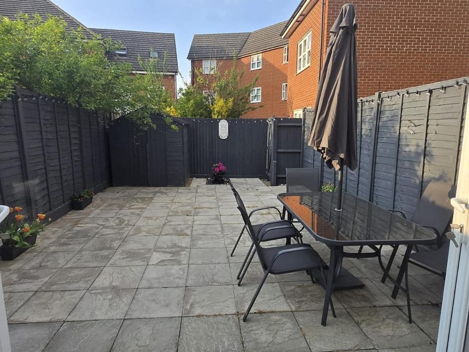 Peaceful four bed town house Free parking Windsor Heathrow House in Slough