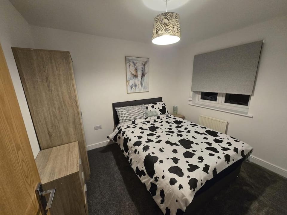 Peaceful four bed town house Free parking Windsor Heathrow House in Slough