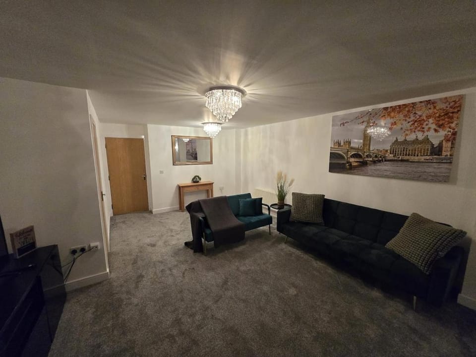 Peaceful four bed town house Free parking Windsor Heathrow House in Slough