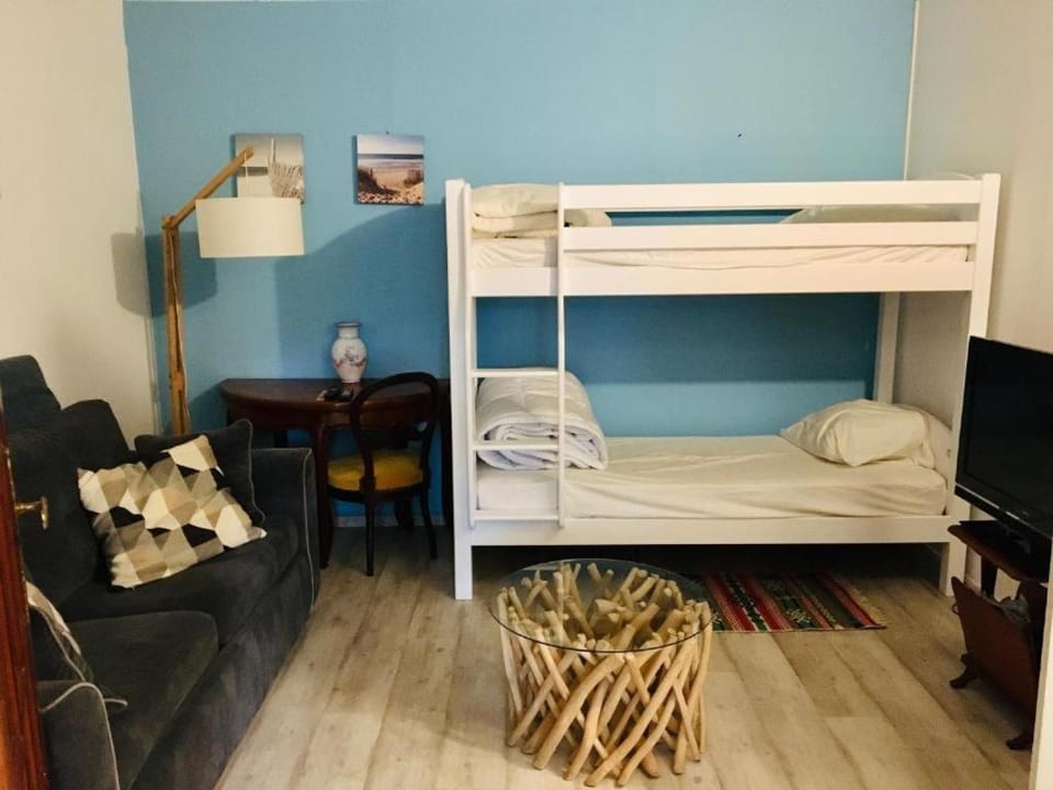 Seating area, Bedroom, bunk bed