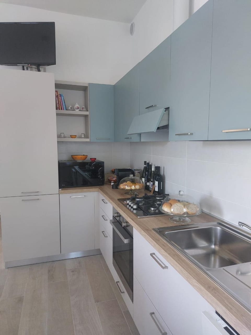 Kitchen or kitchenette, Kitchen or kitchenette, Food, stove