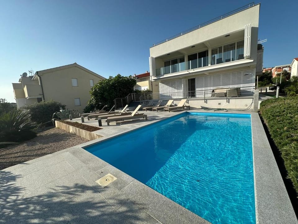 Property building, Day, Pool view, Swimming pool, sunbed