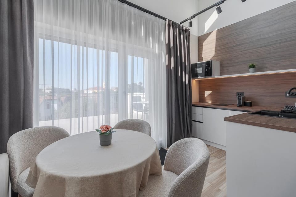 Coffee/tea facilities, Kitchen or kitchenette, Living room, Seating area, Dining area, microwave
