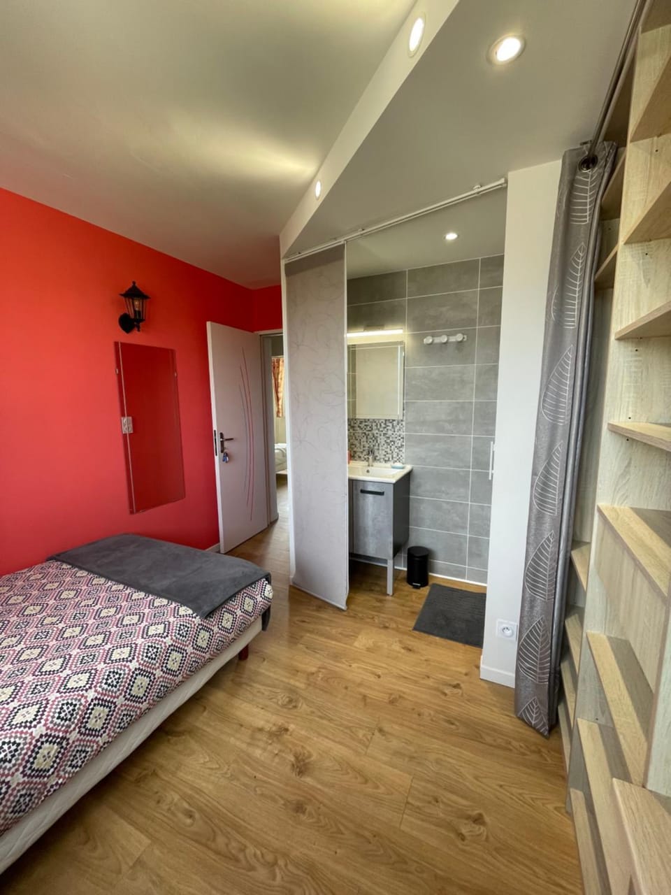 Shower, Bed, Photo of the whole room, Bedroom, wardrobe