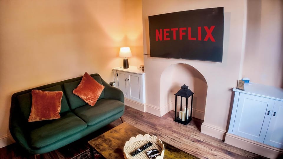 Communal lounge/ TV room, TV and multimedia, Living room