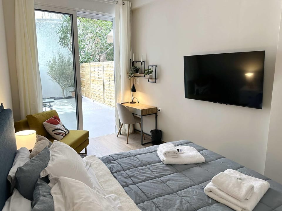 Bed, TV and multimedia, Photo of the whole room