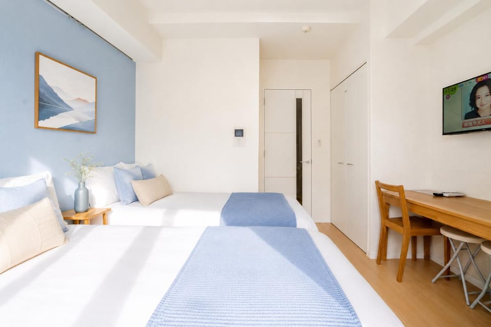 Bed, TV and multimedia, Photo of the whole room, Bedroom