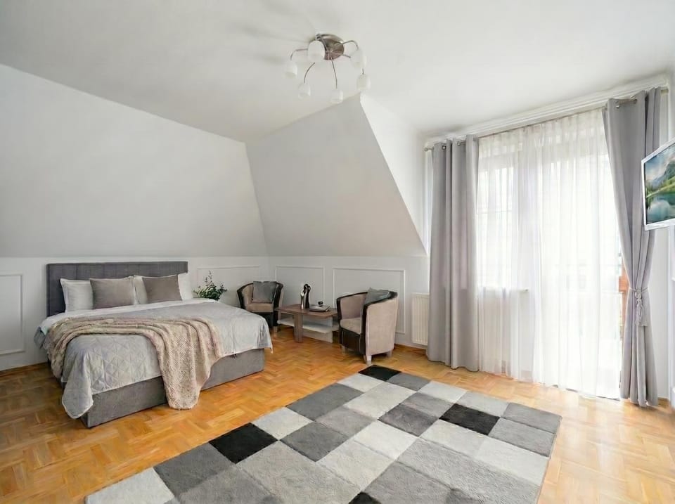 Bed, TV and multimedia, Photo of the whole room, Bedroom