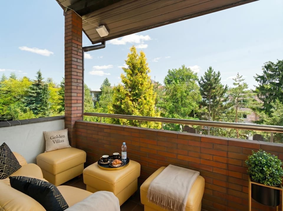 Patio, Day, Garden, View (from property/room), Balcony/Terrace, Living room, Seating area, Garden view