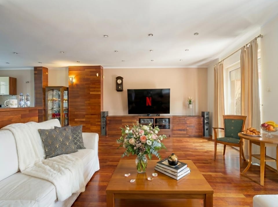 Communal lounge/ TV room, TV and multimedia, Living room, Seating area, Evening entertainment
