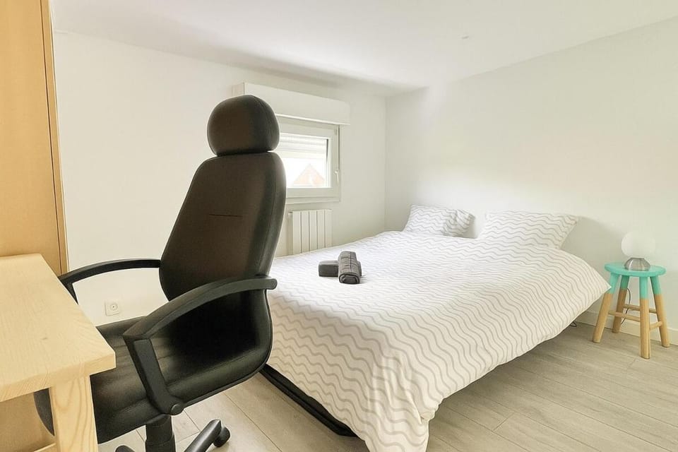 Bed, Photo of the whole room, Seating area, Bedroom