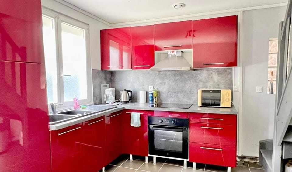Coffee/tea facilities, Kitchen or kitchenette, oven, stove, toaster
