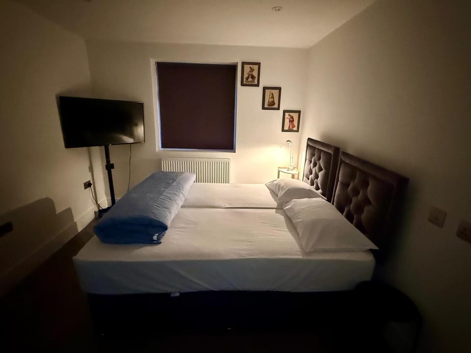 Bed, TV and multimedia, Bedroom