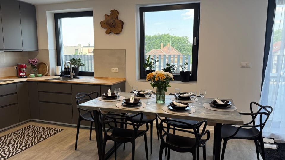 Coffee/tea facilities, Kitchen or kitchenette, Food and drinks, Dining area