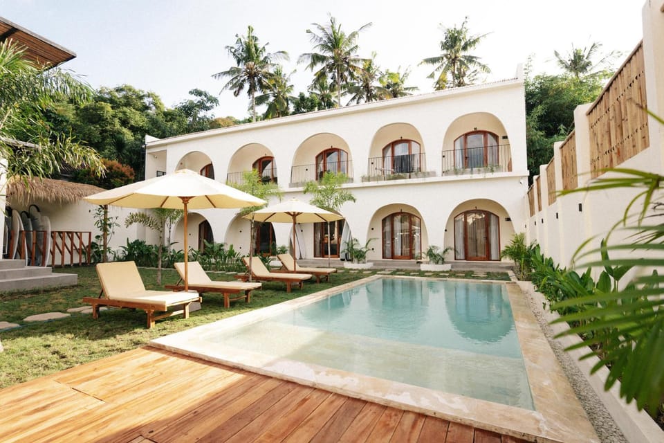 Property building, Patio, Day, Garden, Garden view, Pool view, sunbed