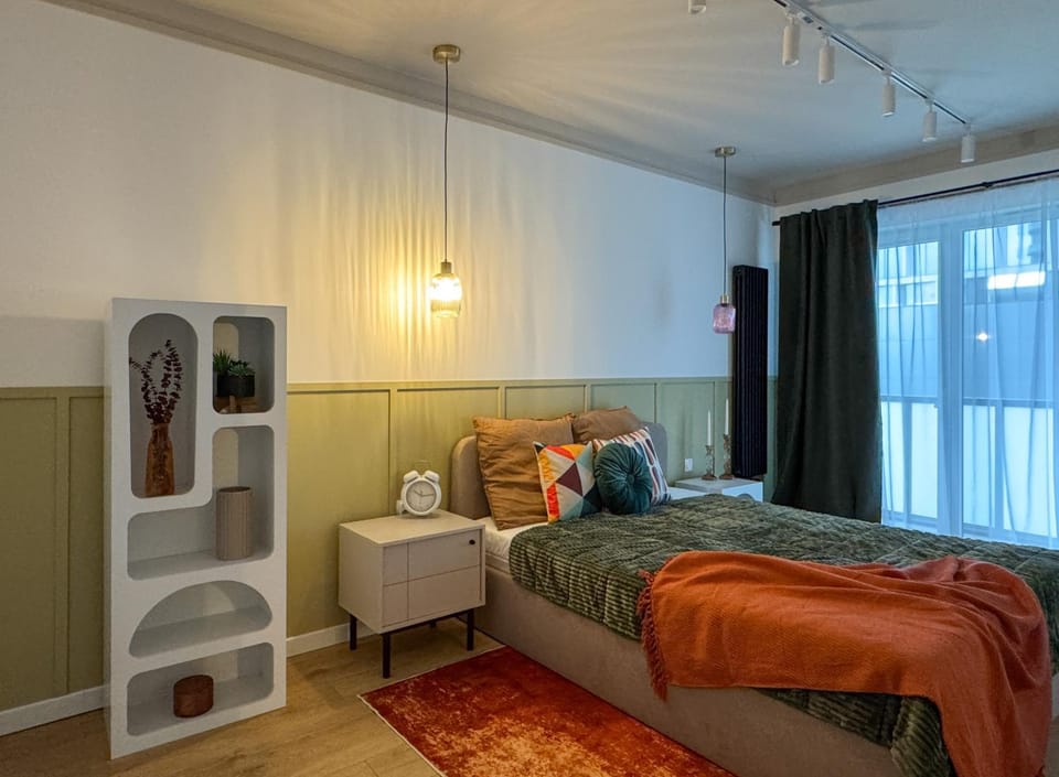 Bed, Photo of the whole room, Seating area, Bedroom