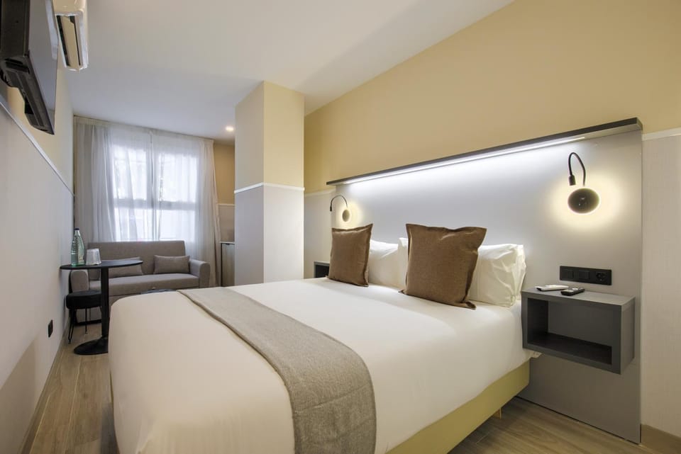 Bed, TV and multimedia, Photo of the whole room