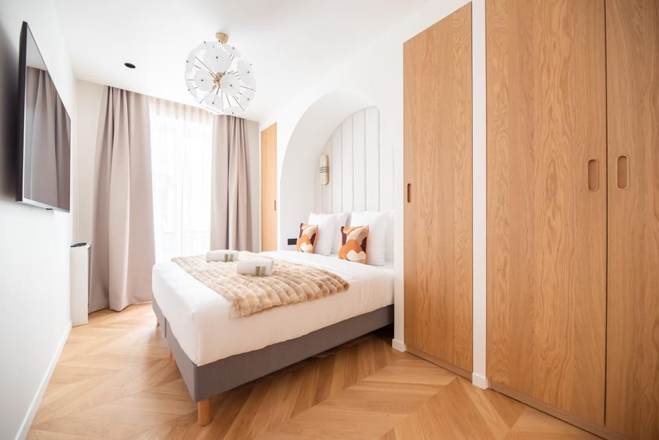 Photo of the whole room, wardrobe
