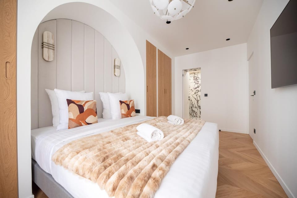 Bed, TV and multimedia, Photo of the whole room, Bedroom