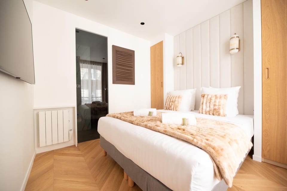 Photo of the whole room, Bedroom