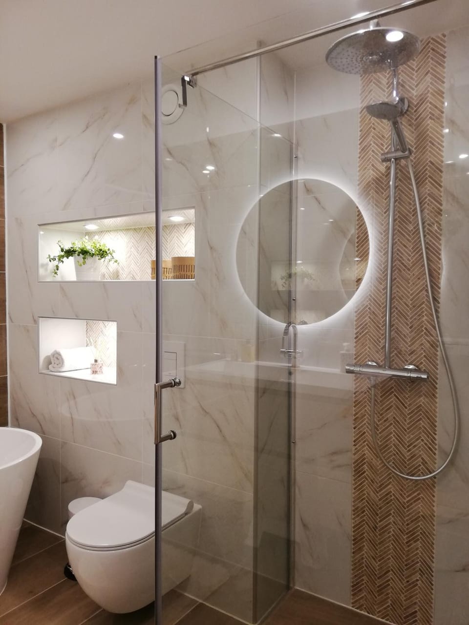 Toilet, Bathroom, Internal: Not applicable to any particular room