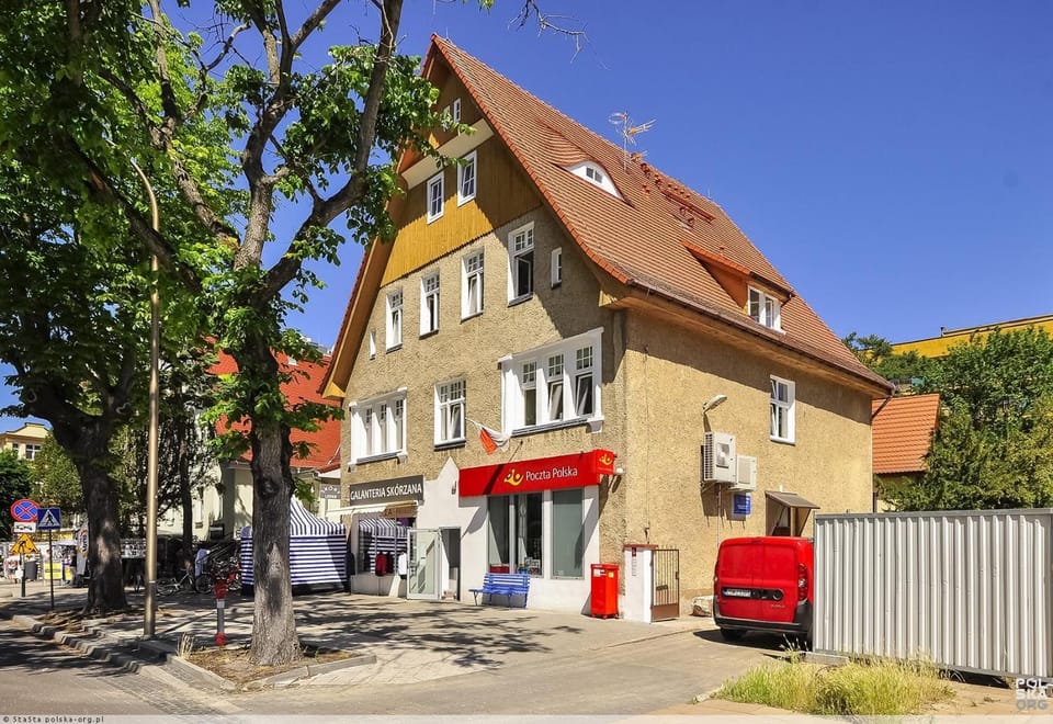 Property building, Day, Neighbourhood, Beach, Street view, Location, Parking