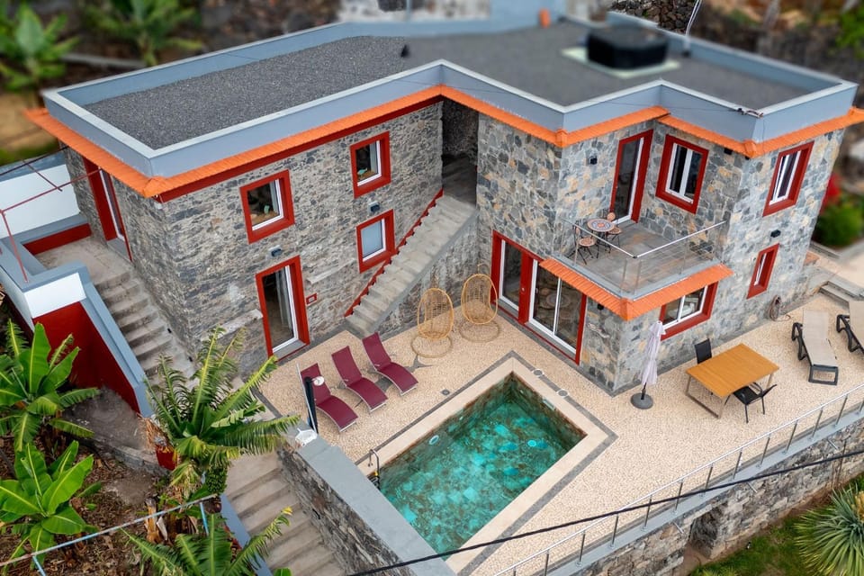 Property building, Patio, Day, Pool view, Swimming pool, Swimming pool, sunbed