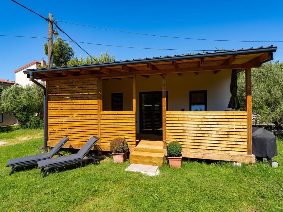 Property building, Day, Garden, Garden view, sunbed