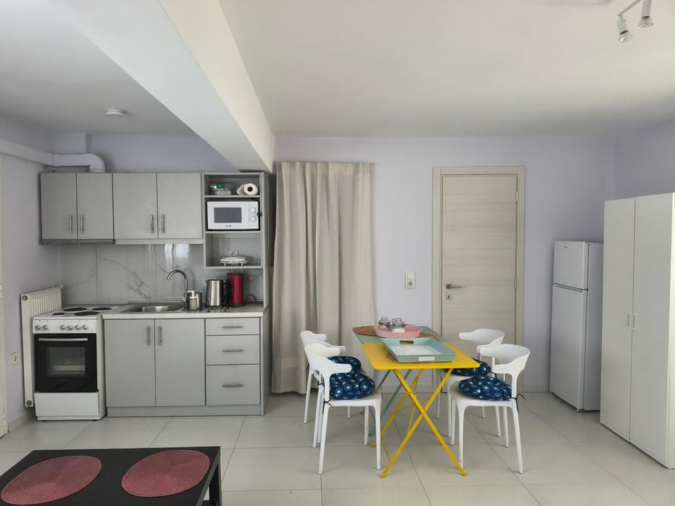 Coffee/tea facilities, Kitchen or kitchenette, Dining area, oven, stove
