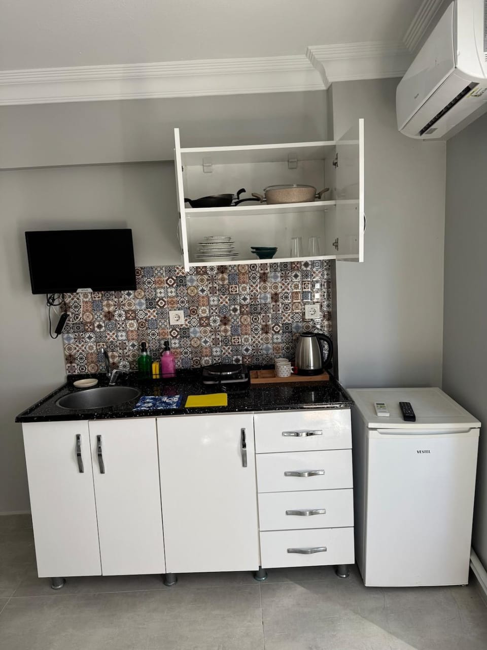 Kitchen or kitchenette, stove