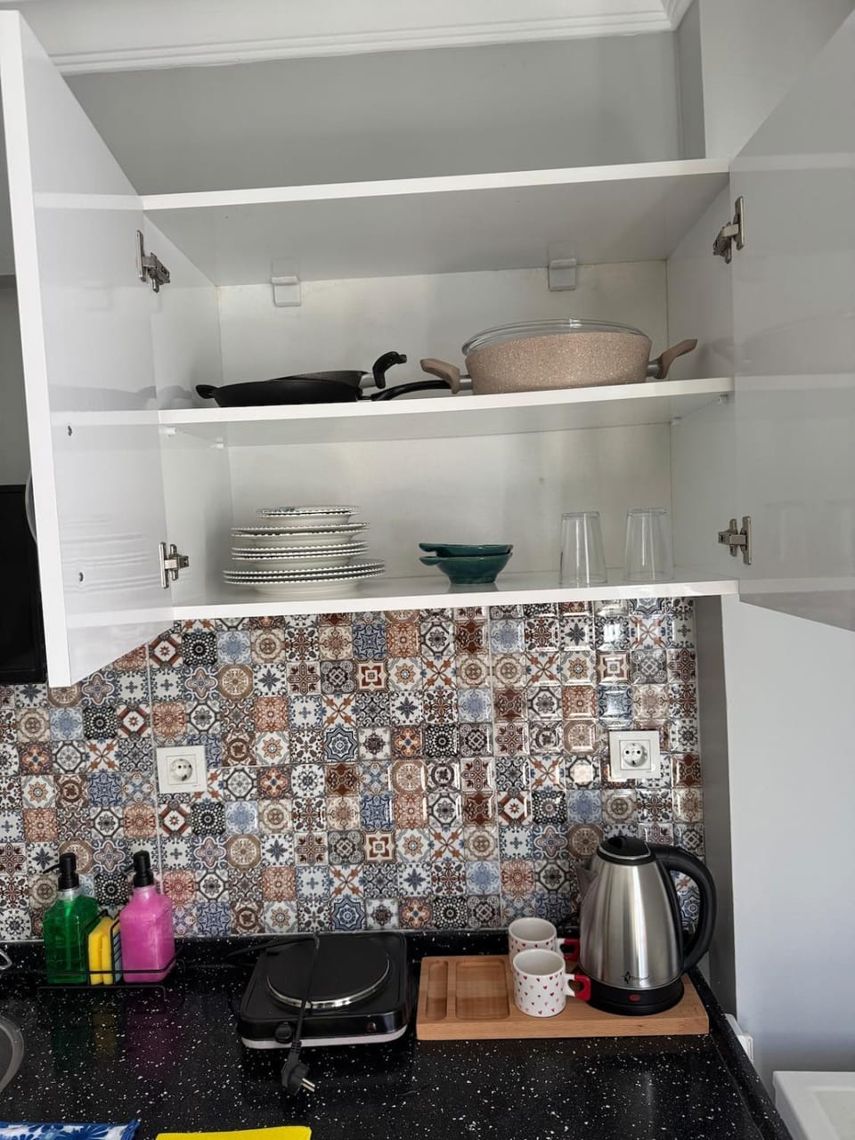 Coffee/tea facilities, Kitchen or kitchenette, stove