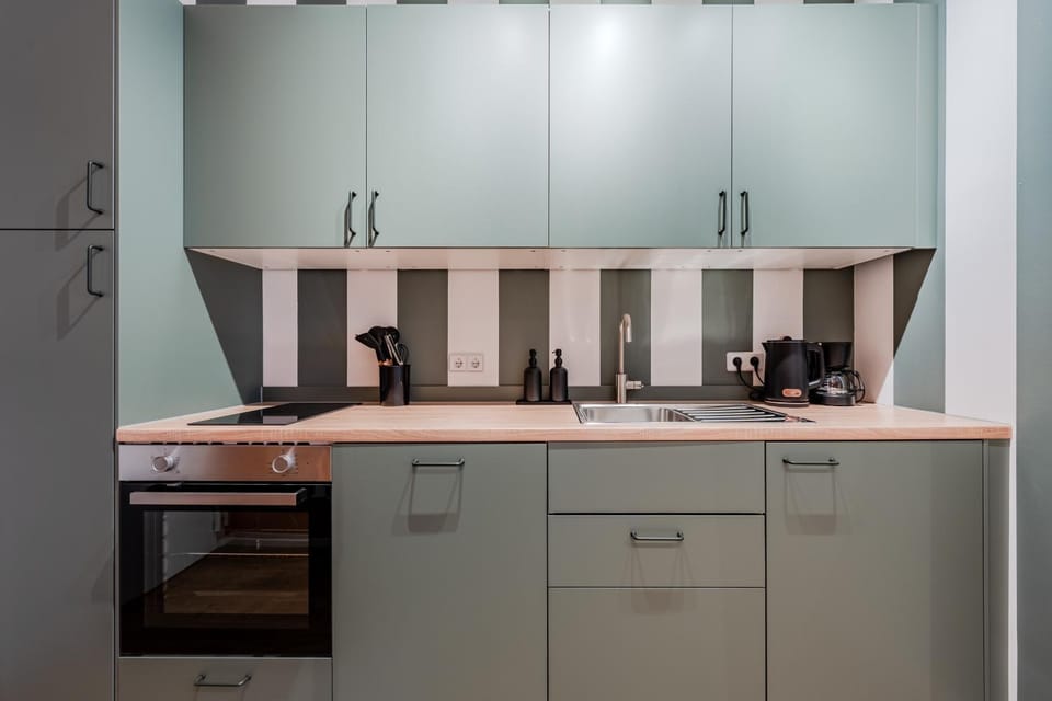Coffee/tea facilities, Kitchen or kitchenette, dishwasher, stove