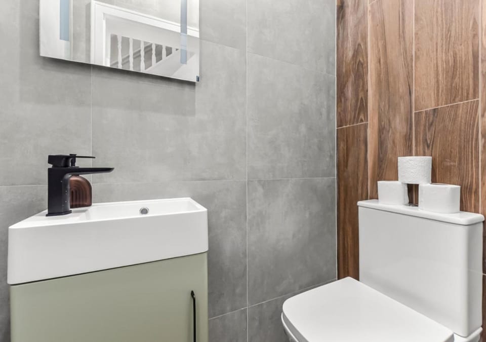 Urban Oasis - Chic 4BR Stay Perfect for Big Groups Apartment in Harrow