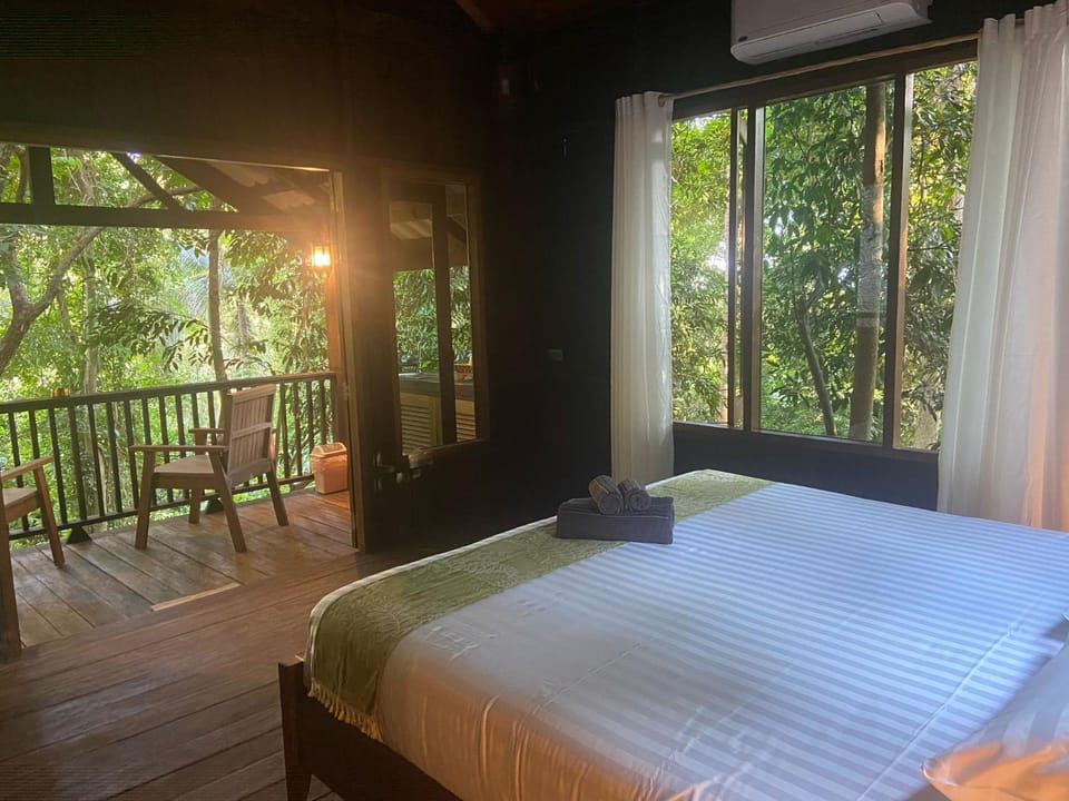 Photo of the whole room, Garden view