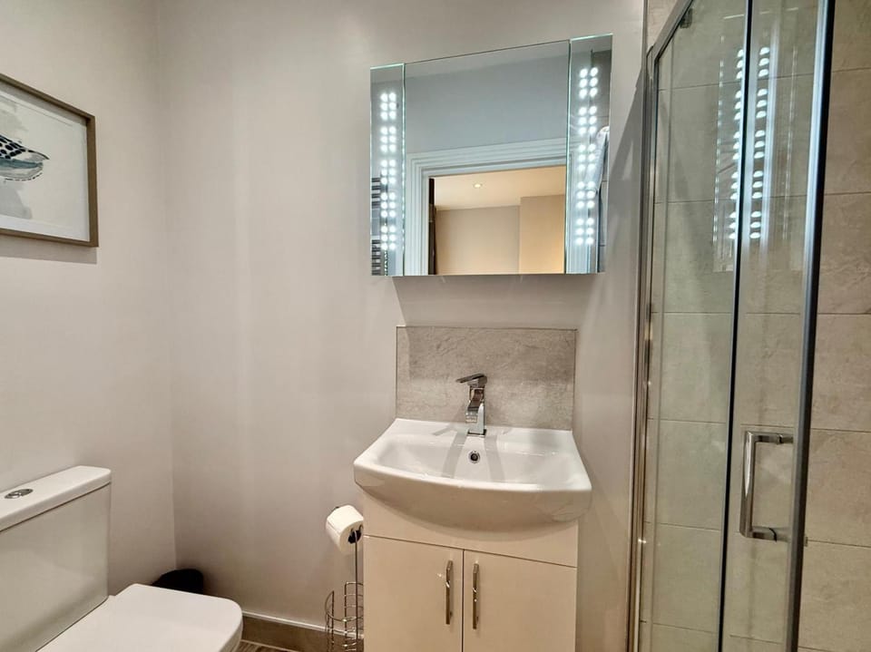 Beachside Comfort, Beach & Castle, Free Parking Apartment in Portsmouth