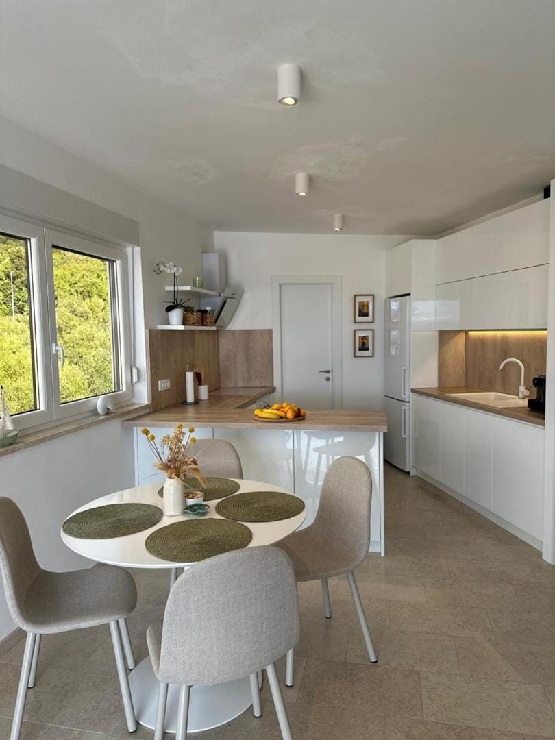 Kitchen or kitchenette, City view, Sea view