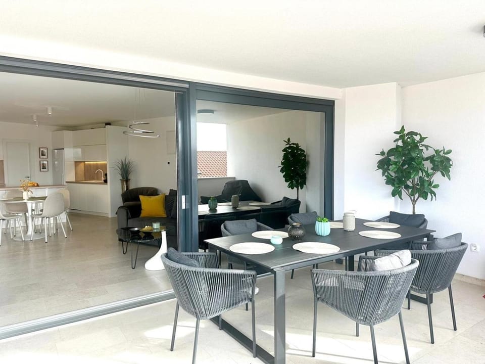 BBQ facilities, Balcony/Terrace, Seating area, City view, Sea view