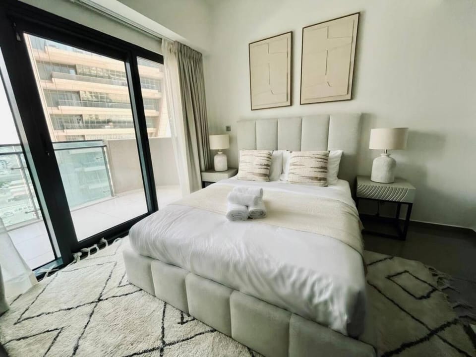 Stylish 1br Merano Tower Pool Parking Apartment in Dubai