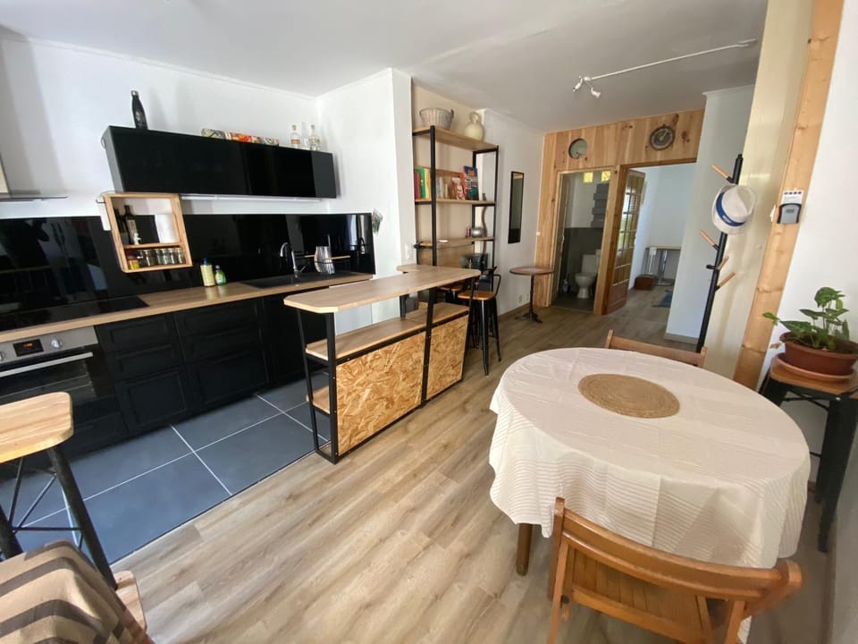 Coffee/tea facilities, Dining area, dishwasher, oven, stove, kitchen