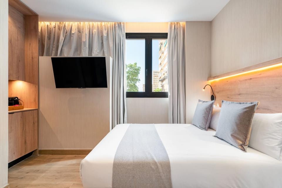 Bed, TV and multimedia, Photo of the whole room