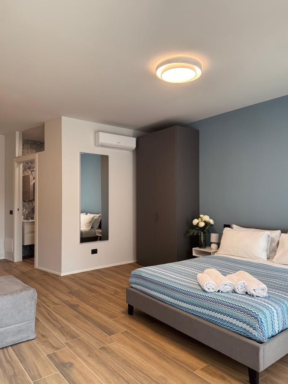 Bed, Photo of the whole room, Bedroom, towels, air conditioner