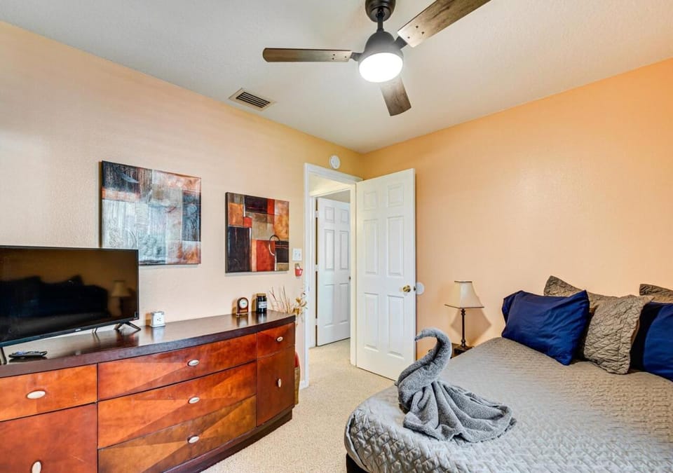 Bed, TV and multimedia, Bedroom, towels, wardrobe