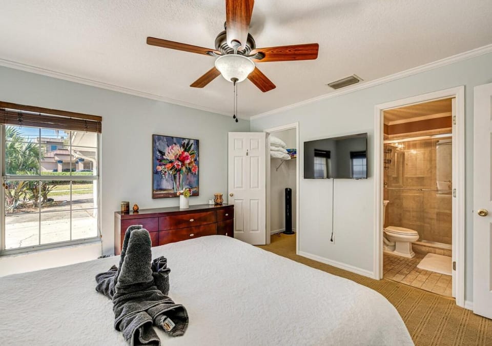 Bed, Bedroom, towels, wardrobe
